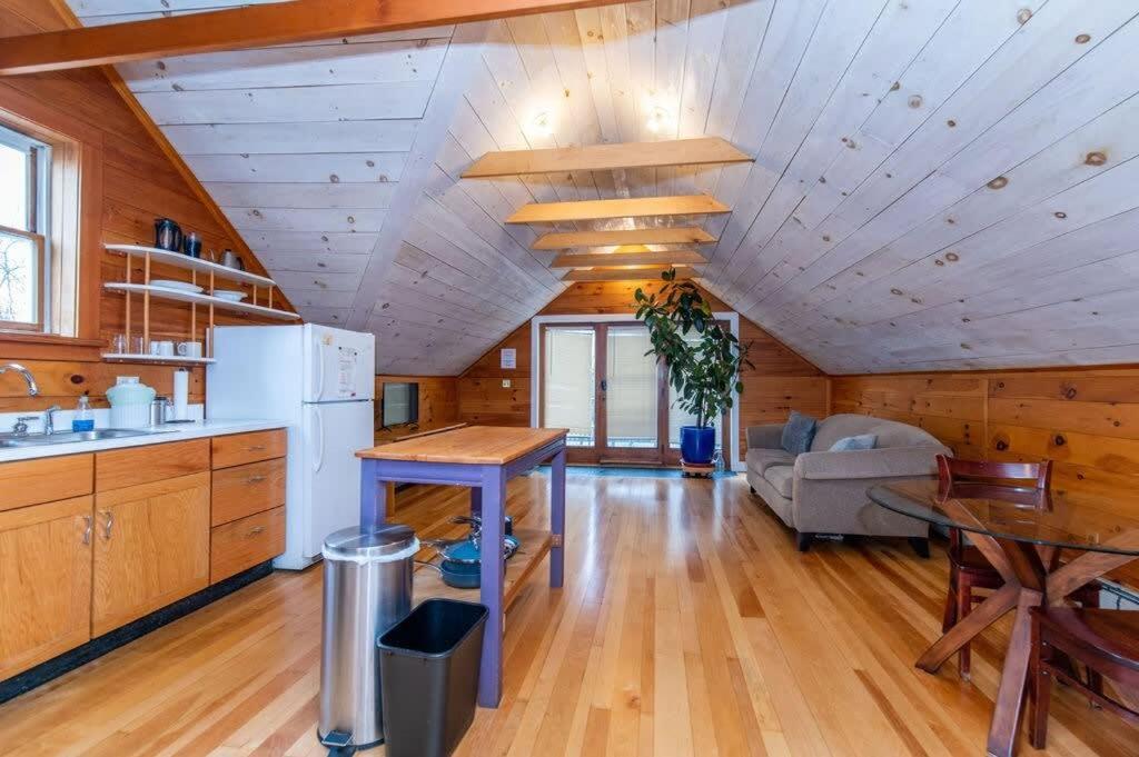 Bright And Cozy Treehouse Apartment Burlington Exterior foto